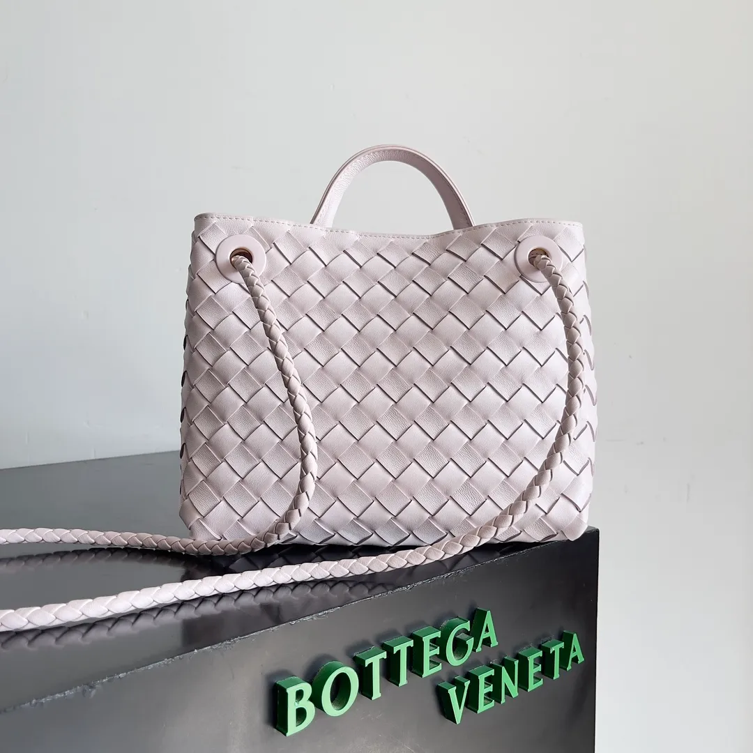 The 2023 new Andiamo batch of 1860 BV has been shipped‼ ️Really popular🔥The new Andiamo woven handbag launched by Bottega Veneta this season is really popular all over the world! ! Celebrities at home and abroad have worn it, and Oscar-winning actress Michelle Yeoh has taken it out on the street. Song Jia, Trai Yara, Yu Feihong, Sanji Ayaka, Rosie Hunting-Whiteley, Yoshioka Riho, etc. have all picked up this bag. It is classic and versatile, showing off its temperament, and the bag capacity is also large, which is very convenient for daily commuting! ! A variety of carrying methods, the shoulder straps can be adjusted by yourself, the original lambskin feels soft and delicate, and the neutral style is made to break gender boundaries and bring a more practical and longer-lasting use experience. Andiamo, which has both elegant and casual styles, perfectly interprets the true appearance of "fashionable old money style". Style number: 743568 Size: 25*22*10.5cm